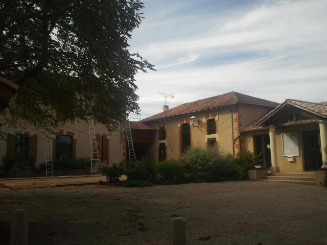 Place de la Mairie à Lourties-Monbrun