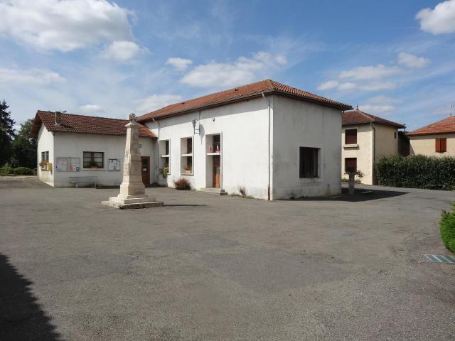 Mairie et monument aux morts de Saint-Élix-Theux.