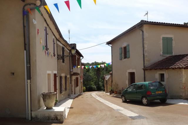 Une rue du village de Biran.