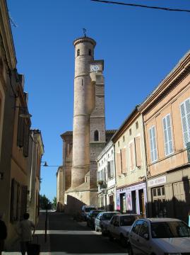 L'Isle-Jourdain (Gers, Midi-Pyrénées, France) : La rue de la République et le clocher de la Collégiale Saint-Martin.