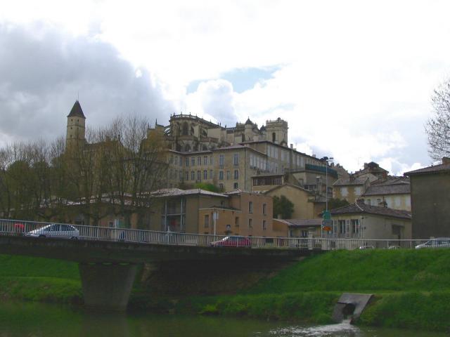 La Haute ville d'Auch (centre historique) depuis le Gers, on y voit la nef de la cathédrale Sainte-Marie en haut, et la tour d'Armagnac…