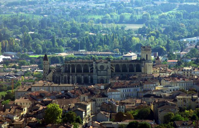 Vue aérienne de la cathédrale Sainte-Marie d'Auch et de la tour d'Armagnac.