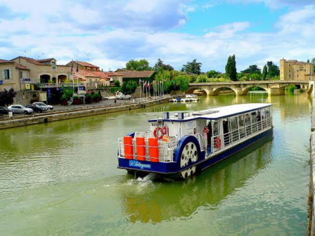 France, le Boat sur la rivière Baise de Condom dans le Gers