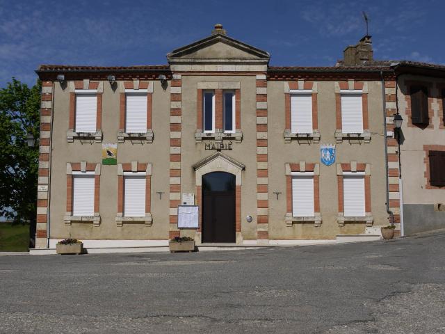 La mairie d'Aubiet.