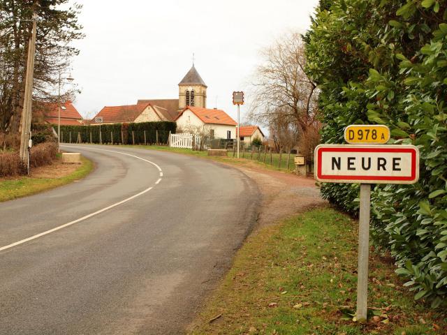 Neure (Allier, France) ; entrée du village & panneau d'agglomération