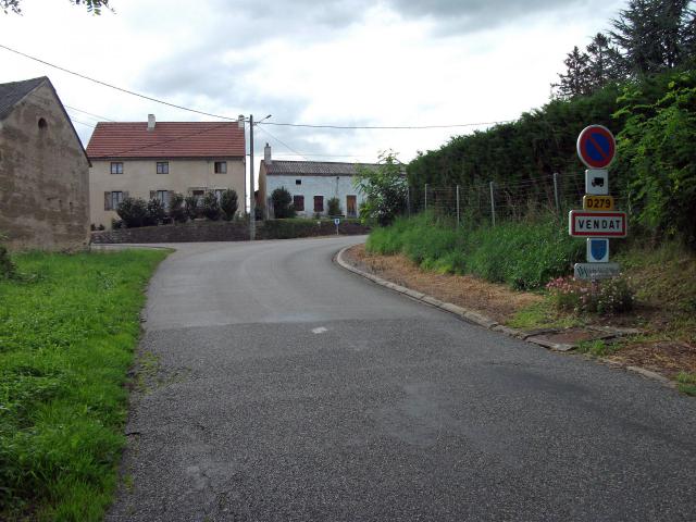 Entrée de Vendat par la D 279 en provenance d'Espinasse-Vozelle - Lieu-dit Le Vieux Château