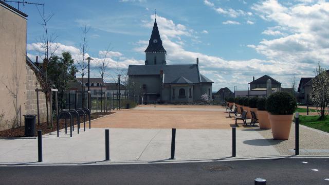 Esplanade Eugène Rouchon, à Saint-Yorre, Auvergne, France, rénovée dans le cadre d'un aménagement de bourg