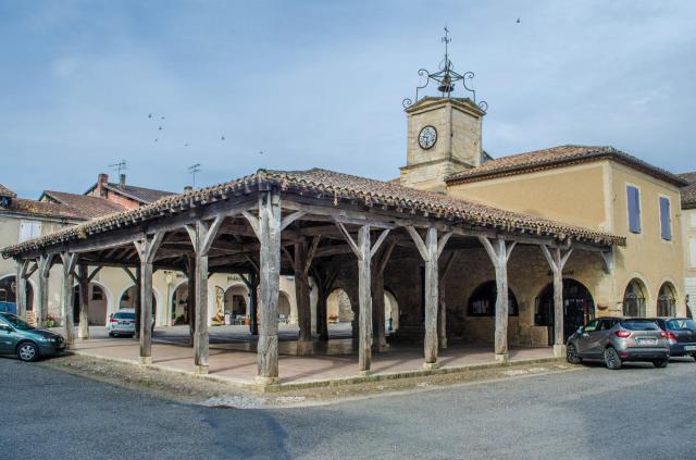Saint-Clar (Gers, France), la halle centrale et la maison commune