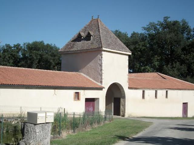 Céran (32). La Salle-de-Haut: pigeonnier-porche