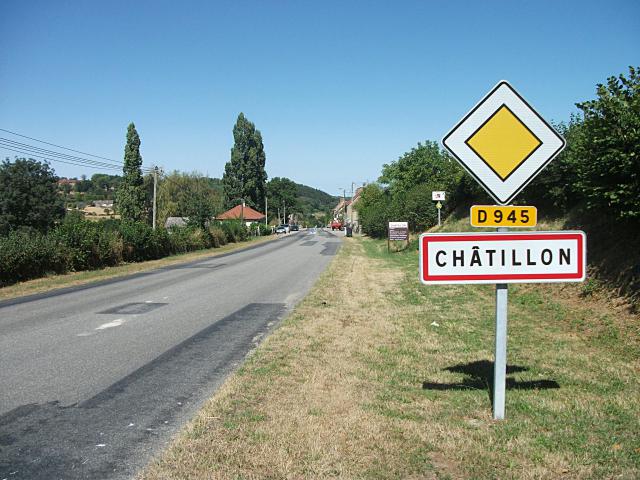 Entrée de Châtillon (Allier) par la route départementale 945 [16739]
