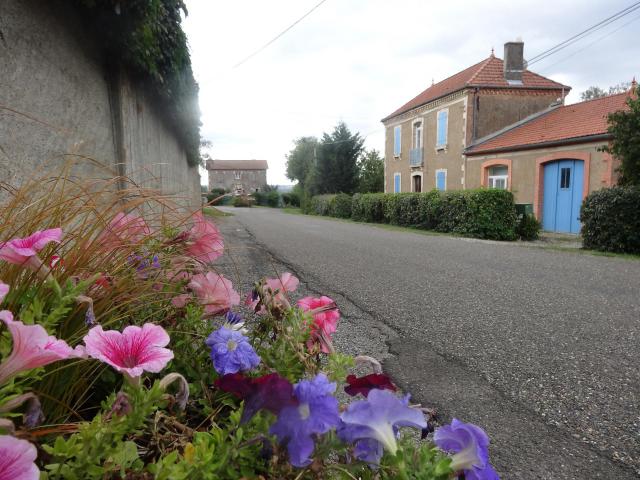 Rue principale de Saint-Caprais dans le Gers.