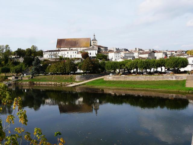 Sur les bords de l'Isle, Guîtres et son abbatiale Notre-Dame, Gironde, France