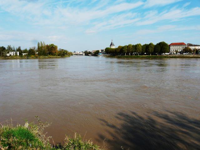 Dominé par la Tour du grand port, le confluent de l'Isle (en face) et de la Dordogne, Libourne, Gironde, France