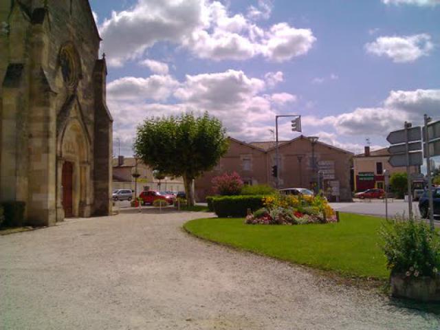 Carrefour devant l'église de Le Barp