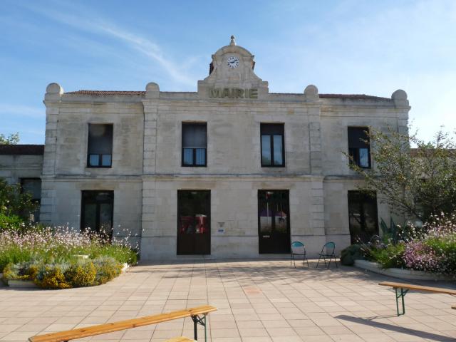 Mairie de St-Seurin-sur-l'Isle, Gironde, France
