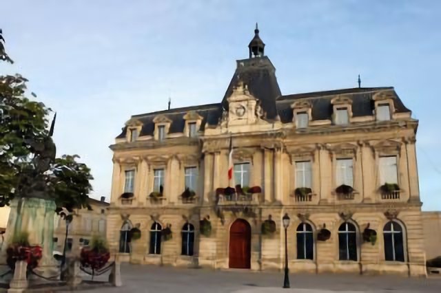 L'hôtel de ville de Coutras, Gironde, France