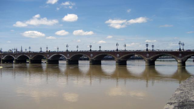 Bordeaux, The stone bridge over the river Garonne Bordeaux, Le pont de Pierre sur la Garonne