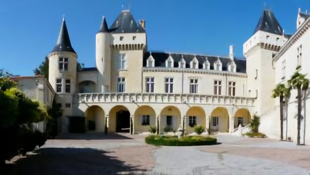 Chateau de la Riviere : cour intérieure