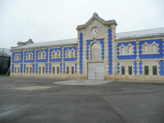 Arsac - le château : le chai bleu Matisse
