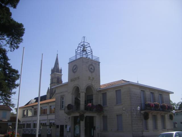 Marcheprime : mairie et église à l'arrière plan