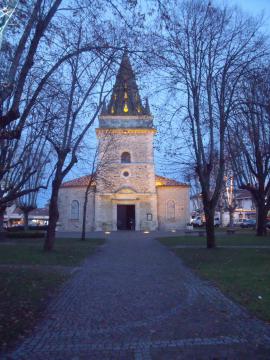 L'église de La Teste-de-Buch à la tombée de la nuit.