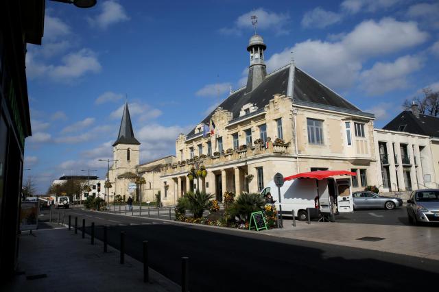 Mairie et église de Saint-Médard-en-Jalles.