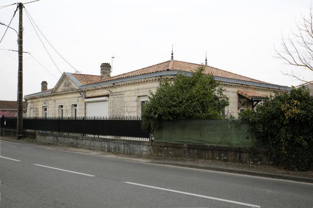 Maison en pierre avec fronton