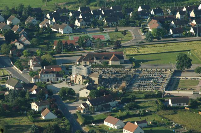 Vue aérienne de Neuvy, Allier, France.