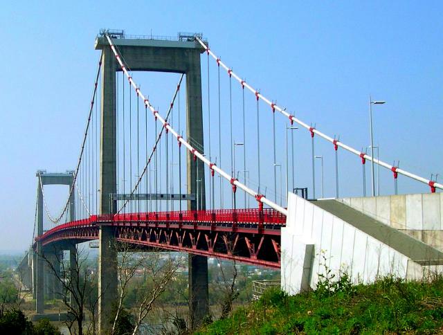 Le Pont d'Aquitaine sur la Garonne à Bordeaux (Gironde)