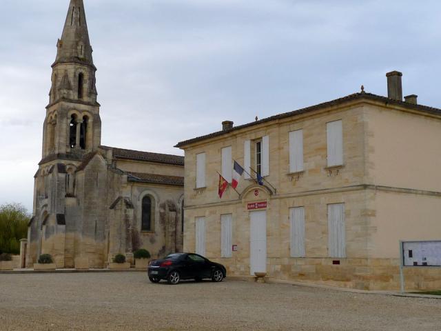 Eglise et mairie de Marsas, Gironde, France