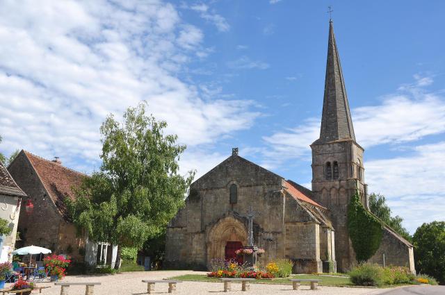 Église romane d'Autry-Issards (Allier), de style bourguignon, terminée au 12e siècle.