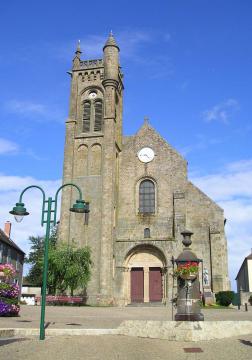 Le Montet, Westfassade der Kirche