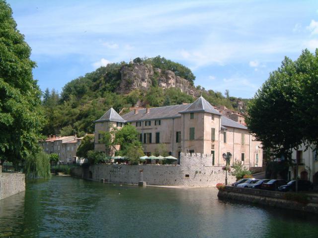 Château de Lunas (Restaurant) in en:Lunas, Hérault, en:France- Rivières de Gravezon (à gauche) et de Nize (à droite).
