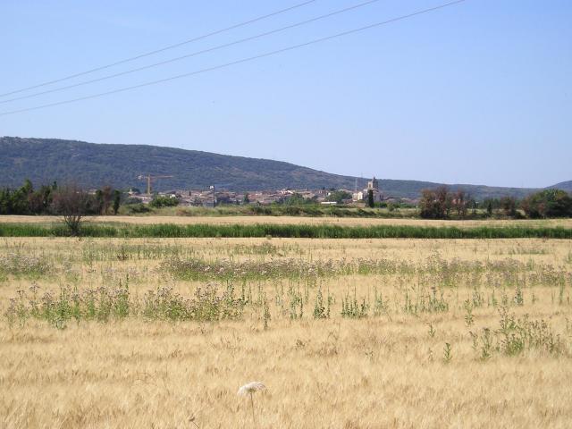 Dans l'Hérault, la ville de Fabrègues vue du nord quelques dizaines de mètres à l'est du croisement des routes départementales D27 (vers…