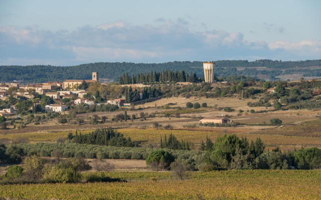 L'église et le château d'eau. Villeveyrac, Hérault, France.