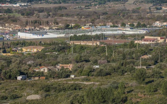 Le centre commercial Carrefour de Balaruc-le-Vieux depuis le sud-est, Hérault, France.