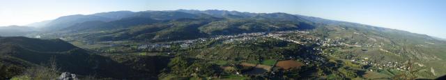 Vue de Bédarieux dans l'Hérault à partir du pic de Tantajo