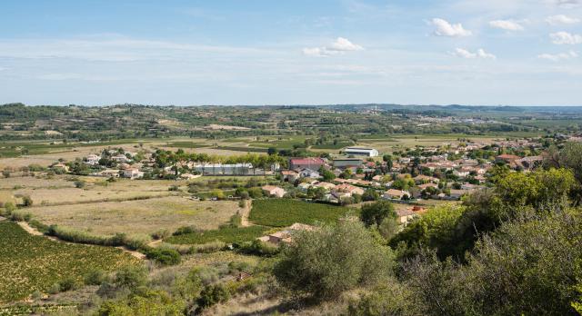 La partie nord du village de Murviel-lès-Béziers, Hérault, France. Vue depuis le nord-ouest.