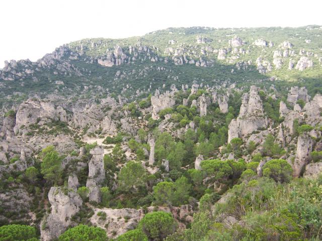 Vue sur un versant du cirque de Mourèze.