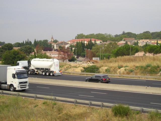 Dans l'Hérault, Le vieux centre de Saint-Aunès vu depuis le sud-est, en aval du pont entre la Crouzette (derrière le photographe) et…