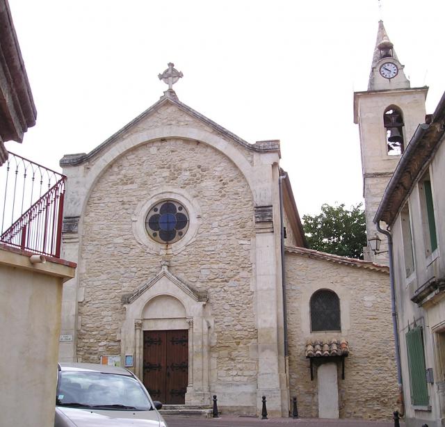 Dans l'Hérault, l'église Sainte-Agnès de Saint-Aunès. Sur la droite, sous un abri, une borne milliaire romaine protégées aux monuments…