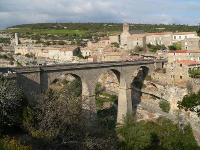 France, vue sur le village de Minerve entre la rivière Cesse et le Brian