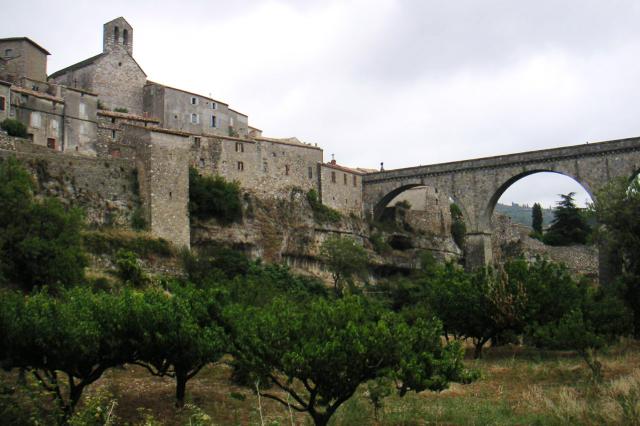 Le pont rejoignant Minerve à la route départementale.