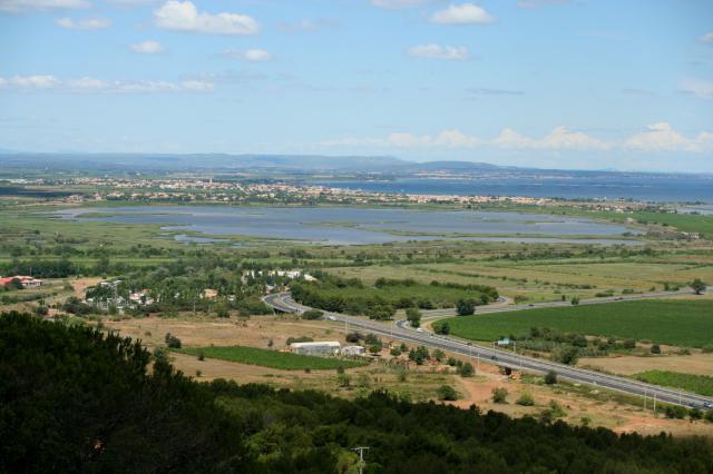 L'étang du Bagnas à Agde (Hérault, France) vu du mont Saint-Loup. En arrière plan, Marseillan et l'étang de Thau.