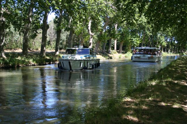 vue du canal du Midi à Agde (Hérault, France)