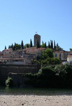 Vue d'ensemble des vestiges des remparts et de la tour de Cessenon-sur-Orb, Hérault, France.