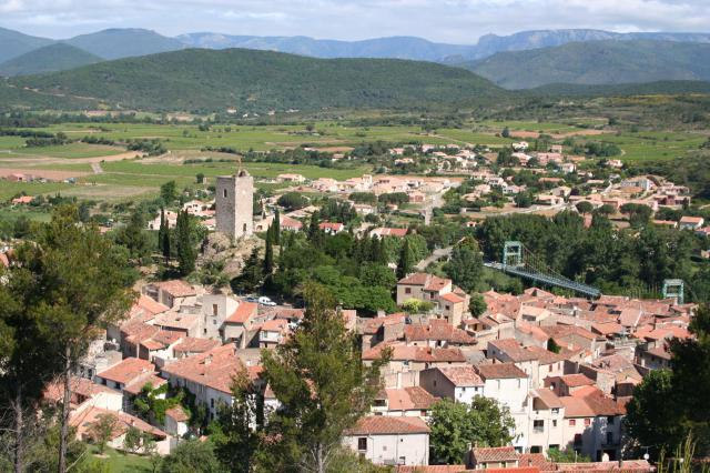 Vue d'ensemble de Cessenon-sur-Orb, Hérault, France (prise du "Trou du Corbeau").