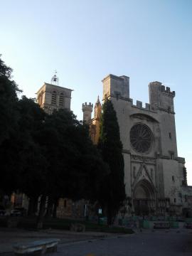 Ceci est le parvis de la Cathédrale Saint-Nazaire de Béziers (Languedoc, France). Installée sur les hauteurs de la ville, elle domine tout…