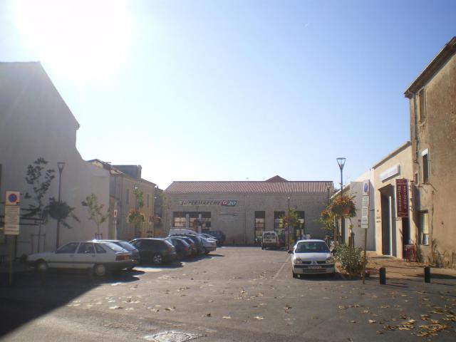 Place Sainte Thérèse, place de la République, Puisserguier (Hérault, France).