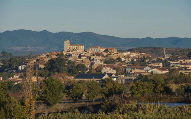 La partie historique du village construite sur une colline. Corneilhan, Hérault, France.